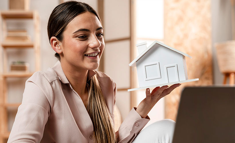 Mujer comprando y reformando una vivienda en Badalona o Barcelona